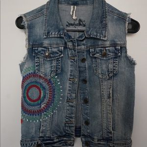 Denim Vest/Sleeveless Jacket